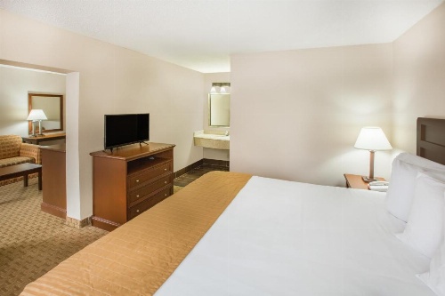 Baymont by Wyndham Mobile/ I-65 image 20